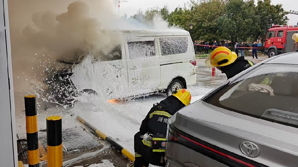 湖南永州新能源面包车充电自燃！中科永安技术破解锂电灭火难题
