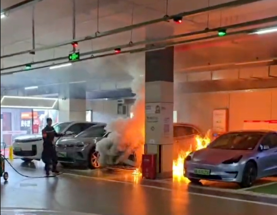 封闭地库 = 毒气室！电动车起火 5 分钟毒烟弥漫，AI 预警抢出黄金逃生时间
