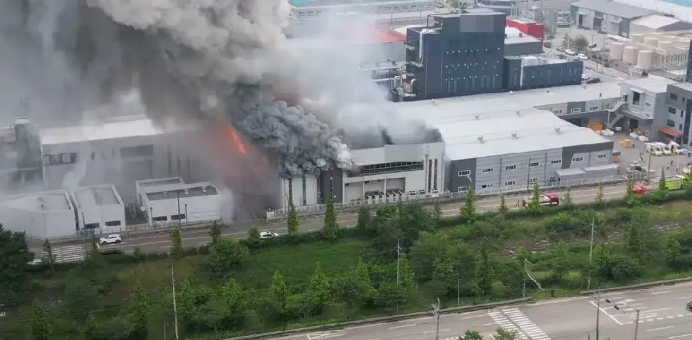 储能灭火技术路线之争：为何“全氟己酮”频现复燃，而“泡沫系统”正成为电站标配？