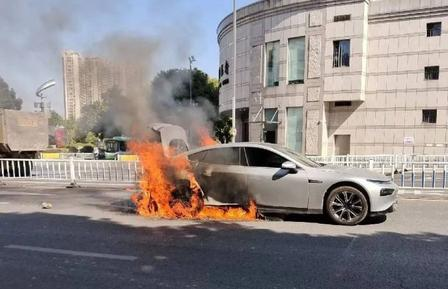 2-5秒爆燃、跳车都来不及：锂电车底盘磕到石子，为什么火“灭不掉”？
