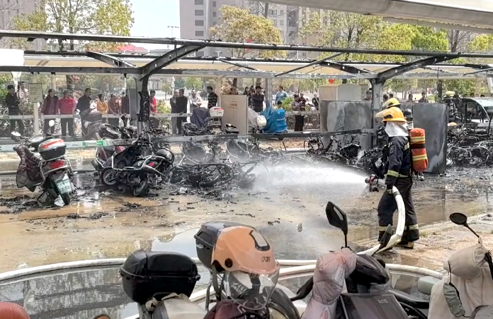 干粉、水基、泡沫：三种锂电灭火剂，谁扛得住