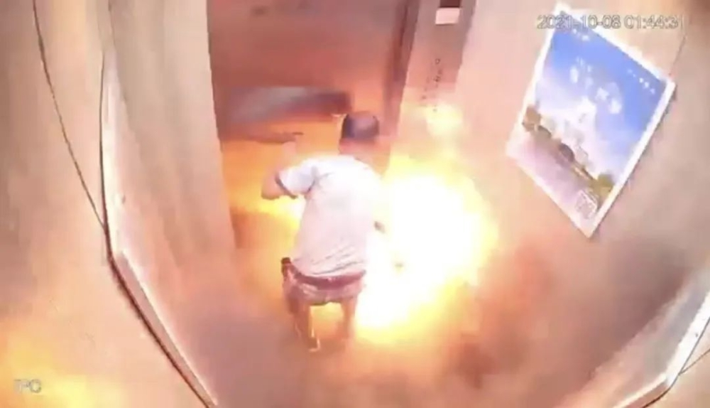 电梯门一关，3秒烧成火球：那些说“就下楼一趟没事”的人，后来都怎样了
