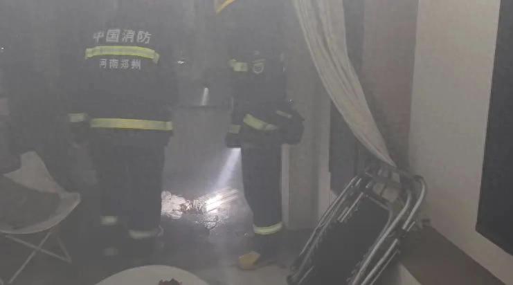 把电动车电池拎进阳台充电：郑州这家人，昨晚差点没跑出来